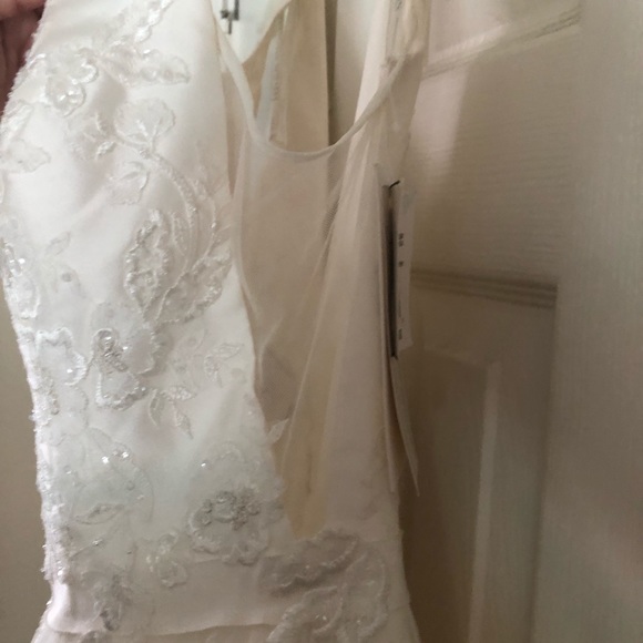 David Bridals wedding dress, size 12, never worn. - Picture 4 of 5